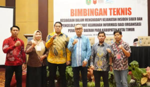 KEPALA Diskominfo Staper Kutim Ronny Bonnar Hamonangan Siburian (Berbatik biru) bersama narsumber Bimtek keamanan siber di Aston Hotel Samarinda, beberapa waktu lalu. (PRO KUTIM)