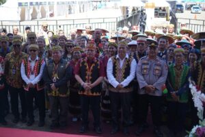 SEKDA Mahulu Stephanus Madang bersama tokoh masyarakat dan para peserta yang berpartisipasi dalam gelaran Cross Border Festival 2024.