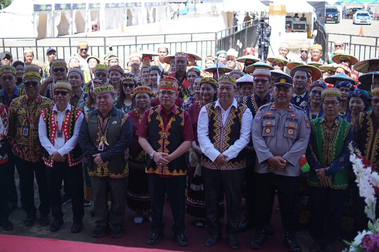 SEKDA Mahulu Stephanus Madang bersama tokoh masyarakat dan para peserta yang berpartisipasi dalam gelaran Cross Border Festival 2024.
