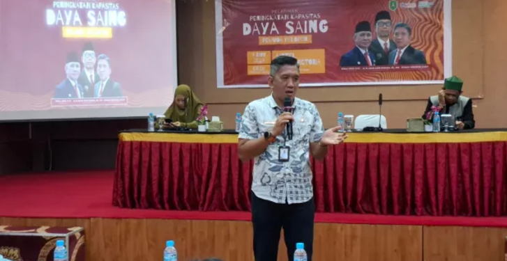 KEPALA Dispora Kutim Basuki Isnawan memberikan materi dalam pelatihan peningkatan kapasitas bagi pemuda pelopor, Kamis (7/11/2024).
