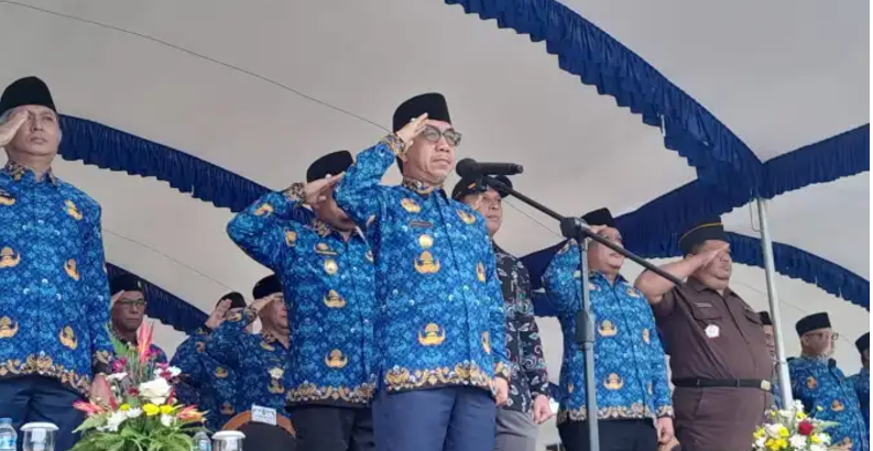 BUPATI Kutim Ardiansyah Sulaiman memberikan motivasi kepada ASN se Kutim dalam gelaran upacara HUT ke-53 Korpri, Sabtu (30/11/2024). (PRO KUTIM)