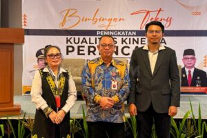 SEKDA Mahulu Stephanus Madang (berbatik) mengapresiasi peserta pelatihan bimtek Perencana, Rabu (6/11/2024).
