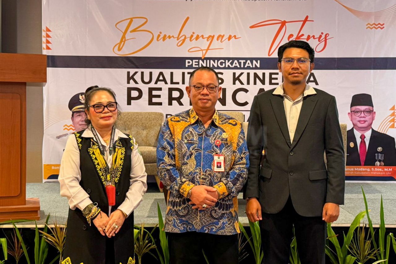 SEKDA Mahulu Stephanus Madang (berbatik) mengapresiasi peserta pelatihan bimtek Perencana, Rabu (6/11/2024).