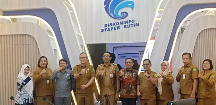JAJARAN Diskominfo dan Staper Kutim bersama Pjs Bupati Kutim Agus Hari Kesuma di sela monev dari KI Kaltim, Selasa (19/11/2024). (PRO KUTIM)