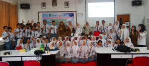 TIM DPPKB Kutim bersama para pelajar dalam peluncuran program APRESIASI, Senin (18/11/2024). (PRO KUTIM)