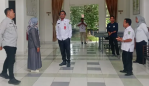 Pjs Bupati Kutim Agus Hari Kesuma meninjau pelayanan di kecamatan Sangatta Utara, Rabu (20/11/2024). (PRO KUTIM)