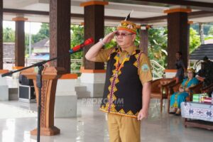 SEKDA Mahulu Stephanus Madang memberi hormat kepada peserta upacara peringatan Hari Pahlawan Nasional di Lapangan Ujoh Bilang, Senin (11/11).