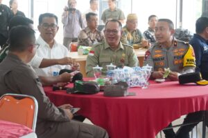 PJ Gubernur Kaltim Akmal Malik (kemeja putih) bersama jajarannya diterima Sekda Mahulu Stephanus Madang pada Kamis (14/11/2024.