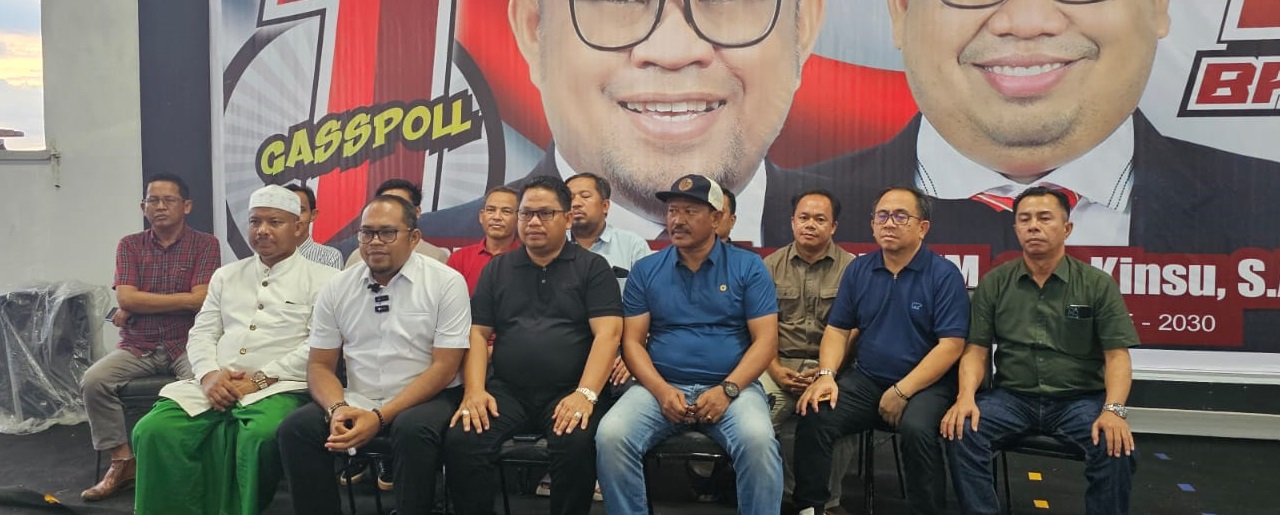 KASMIDI Bulang dan H Kinsu bersama tim pemenangan menggelar konferensi pers usai pencoblosan dalam perhelatan Pilkada Kutim.