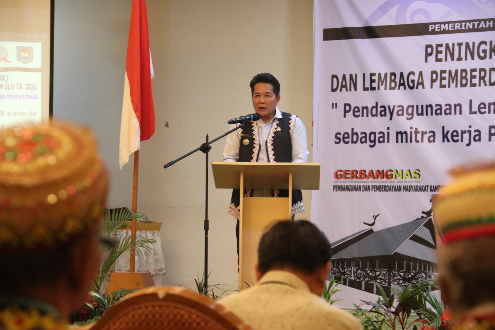 Ket foto: Bupati Mahulu, Bonifasius Belawan Geh memberikan sambutan dalam Workshop Peningkatan Kapasitas LPM dan LAK se-Kabupaten Mahulu yang digelar di Ballroom Five Hotel Samarinda. (Ist)