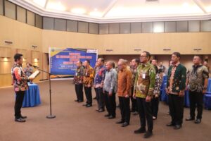 Ket foto: Bupati Mahulu, Bonifasius Belawan Geh saat secara resmi mengukuhkan Tim Percepatan Akses Keuangan Daerah (TPAKD) Mahulu dalam acara yang berlangsung di Kantor Pusat PT BPD Kaltim Kaltara, Samarinda. (Ist)