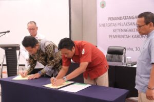 Ket foto: penandatanganan Nota Kesepakatan Sinergitas Pelaksanaan Program Jaminan Sosial Ketenagakerjaan oleh Bupati Mahulu. (Ist)
