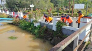 Kelurahan Loa Ipuh Lawan Abrasi dengan Penanaman Pohon Produktif