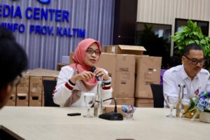 Sri Wahyuni memberikan keterangan persiapan gelaran Maratua Run 2025, di Ruang WIEK Diskominfo Kaltim, Rabu (22/1/2024).