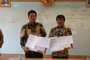 Ket Foto: Bupati Mahulu Bonufasius Belawan Geh (kiri hadap) serah terima berita acara pembangunan Bandara Datah Dawai dengan Kemenhub RI. (Istimewa)
