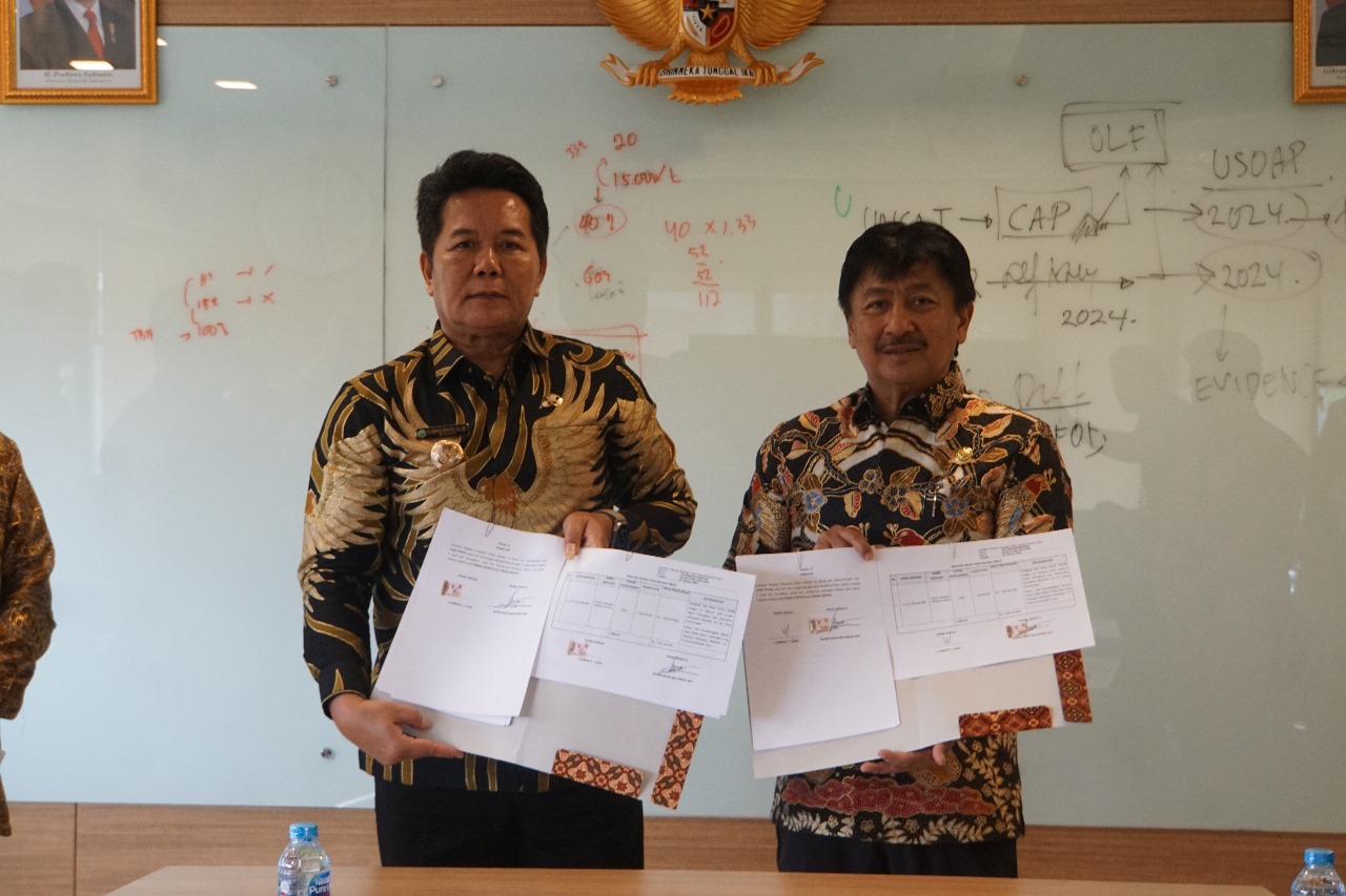 Ket Foto: Bupati Mahulu Bonufasius Belawan Geh (kiri hadap) serah terima berita acara pembangunan Bandara Datah Dawai dengan Kemenhub RI. (Istimewa)