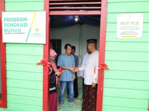 Bupati Edi Damansyah Resmikan Dua Rumah Layak Huni untuk Warga Miskin di Loa Tebu