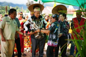 Ket foto: Asisten I Bidang Pemerintahan dan Kesejahteraan Rakyat, Drg. Agustinus Teguh Santoso, M.Adm., Kes., disambut dalam acara panen raya. (Ist)