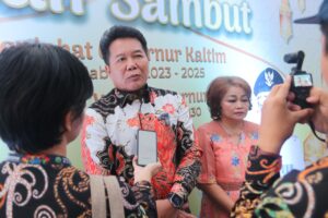 BUPATI Mahulu Bonifasius Belawan Geh didampingi Yovita Bulan Bonifasius, menyampaikan apresiasi di sela kegiatan pisah sambut Pj Gubernur Kaltim dengan Gubernur dan Wakil Gubernur Kaltim terpilih di Samarinda, Jumat (7/3/2025).