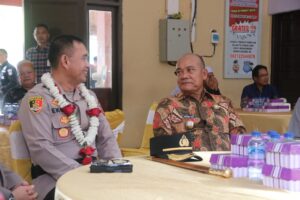 WABUP Yohanes Avun berbincang dengan Kapolres Mahulu AKBP Eko Alamsyah dalam acara ramah tamah, pada Kamis (10/4/2025).