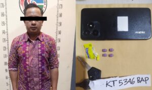 PELAKU berinisial RD diamankan tim Reskoba Polresta Samarinda bersama barang bukti berupa pil ekstasi dan perangkat handphone yang digunakan untuk bertransaksi.