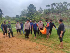 TIM Polsek Sungai Pinang dibantu relawan dan masyarakat mengangkat kantong mayat berisi jenazah Mr.X yang ditemukan di Jalan Batu Besaung, Samarinda Utara.
