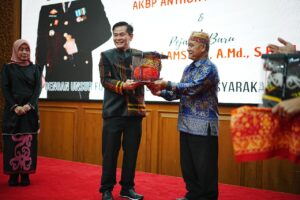 WABUP Mahulu Yohanes Avun memberikan cenderamata kepada mantan Kapolres Mahulu AKBP Anthony Rybok dalam acara kenal pamit, Kamis (10/4/2025).