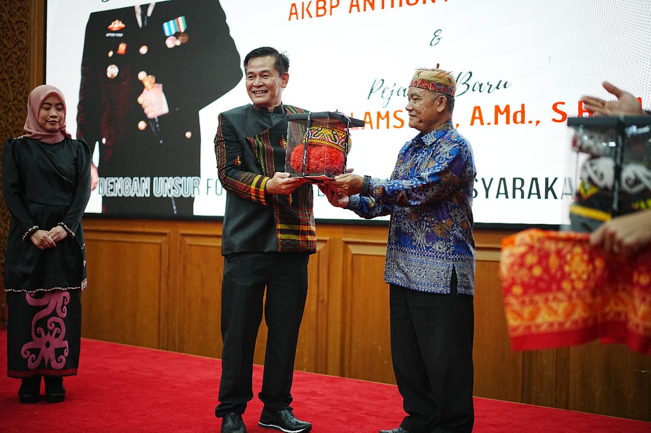 WABUP Mahulu Yohanes Avun memberikan cenderamata kepada mantan Kapolres Mahulu AKBP Anthony Rybok dalam acara kenal pamit, Kamis (10/4/2025).