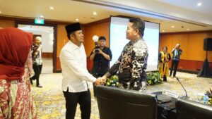 BUPATI Mahulu Bonifasius Belawan Geh bersalaman dengan Gubernur Kaltim H Rudy Masu’d salam kegiatan RUPS Bankaltimtara di Jakarta, Jumat (11/4/2025).