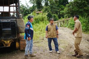 WABUP Mahulu Yohanes Avun berdiskusi bersama beberapa pejabat teknis untuk percepatan penyelesaian pembangunan Jembatan Sungai Ratah.