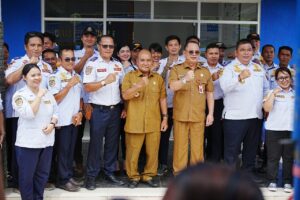 WABUP Mahulu Yohanes Avun didampingi Sekda Mahulu Stephanus Madang bersama personil Dishub Mahulu dalam kegiatan syukuran kantor Dishub yang baru, Selasa (15/4/2025).