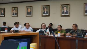PLT Asisten II Pemkab Mahulu Wenefrida Kayang ketika menghadiri rapat pembahasan perbaikan ruas jalan Long Bagus-Long Boh di Samarinda, Rabu (16/4/2025).
