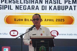 SEKDA Mahulu Stephanus Madang menyampaikan materi terkait pelaksanaan PSU di Kabupaten Mahulu, Rabu (16/4/2025).