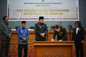 BUPATI Mahulu Bonifasius Belawan Geh turut menghadiri agenda penyampaian LKPJ 2024 di gedung DPRD Mahulu.
