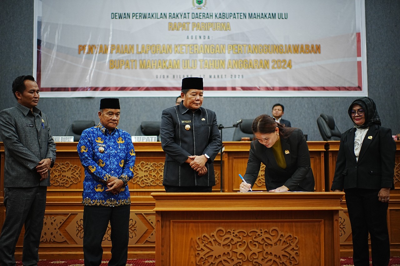 BUPATI Mahulu Bonifasius Belawan Geh turut menghadiri agenda penyampaian LKPJ 2024 di gedung DPRD Mahulu.