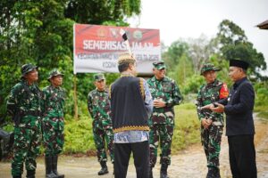 WABUP Mahulu Yoanes Avun berbincang dengan jajaran TNI ketika mengunjungi kegiatan TMMD Kamis (20/03/25) di Laham.