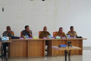 WABUP Yohanes Avun memimpin rapat mediasi antara masyarakat dengan PT SAA.