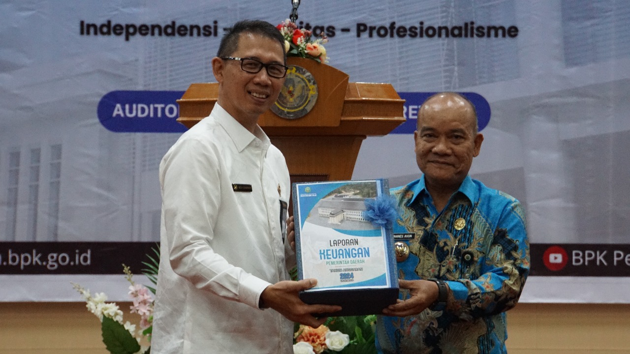 WABUP Mahulu Yohanes Avun menyerahkan dokumen LKPD Unaudited TA 2025 kepada kepala BPK RI Perwakilan Kaltim.