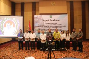 YOHANES Avun (kelima dari kiri) bersama narasumber dan kepala dinas di sela rapat evaluasi SPM 2024, di Samarinda, Rabu (5/3/2025).