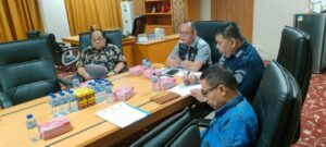 SEKRETARIS Daerah Mahulu, Dr. Stephanus Madang, S.Sos., M.M memimpi rapat percepatan pembangunan bandara Ujoh Bilang.