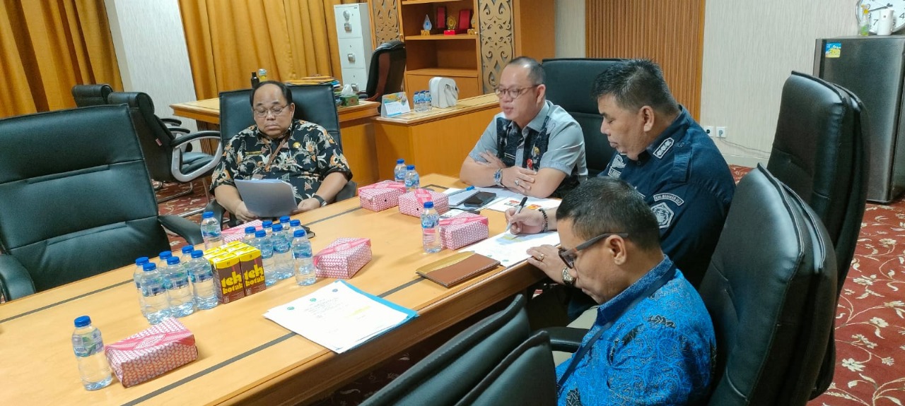 SEKRETARIS Daerah Mahulu, Dr. Stephanus Madang, S.Sos., M.M memimpi rapat percepatan pembangunan bandara Ujoh Bilang.