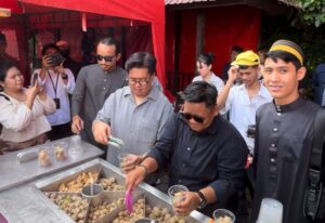 Ratusan Takjil Gratis Ludes dalam Hitungan Jam di War Takjil Bareng Wabup Rendi