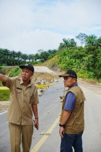 ABUP Mahulu Yohanes Avun ketika meninjau kerusakan jalan pada poros Mahulu-Kubar Senin (14/4/2025).