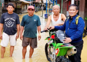 Lima Hari Terendam Banjir, Camat Loa Kulu Turun Langsung Temui Warga