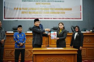 BUPATI Mahulu Bonifasius Belawan Geh menyampaikan LKPJ 2024 di gedung DPRD Mahulu.
