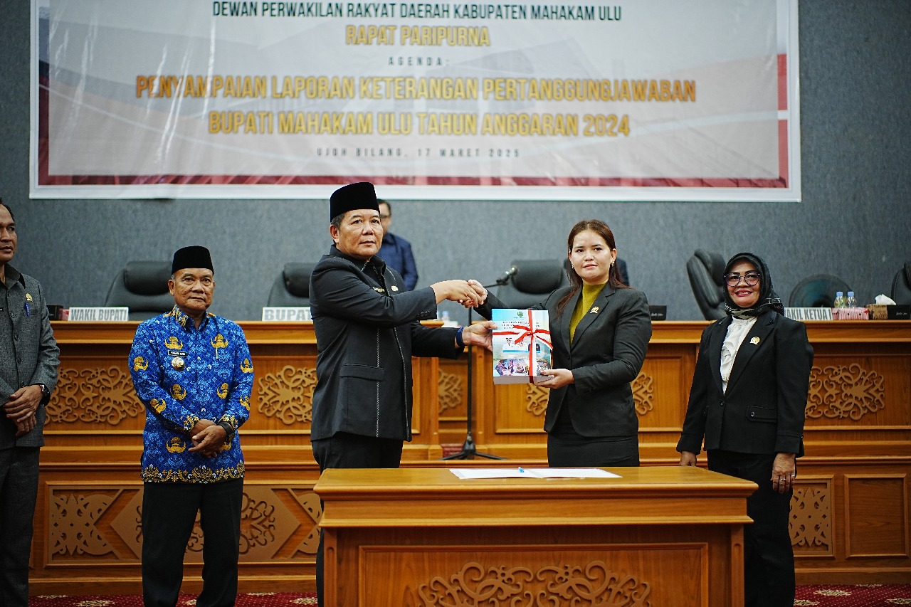 BUPATI Mahulu Bonifasius Belawan Geh menyampaikan LKPJ 2024 di gedung DPRD Mahulu.