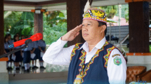 ASISTEN I Kabupaten Mahulu drg. Agustinus Teguh Santoso memberi hormat selaku pembina upacara Peringatan Hardiknas 2025.