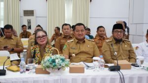 PLT Asisten II Kabupaten Mahulu Wenefrida Kayang menghadiri Musrembang Kaltim 2025-2029.