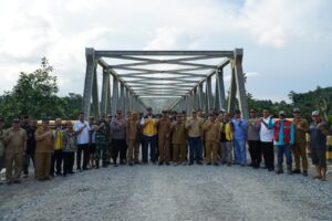 WABUP Mahulu Yohanes Avun bersama OPD teknis dan masyarakat di sela pengoperasian Jembatan Sungai Ratah.