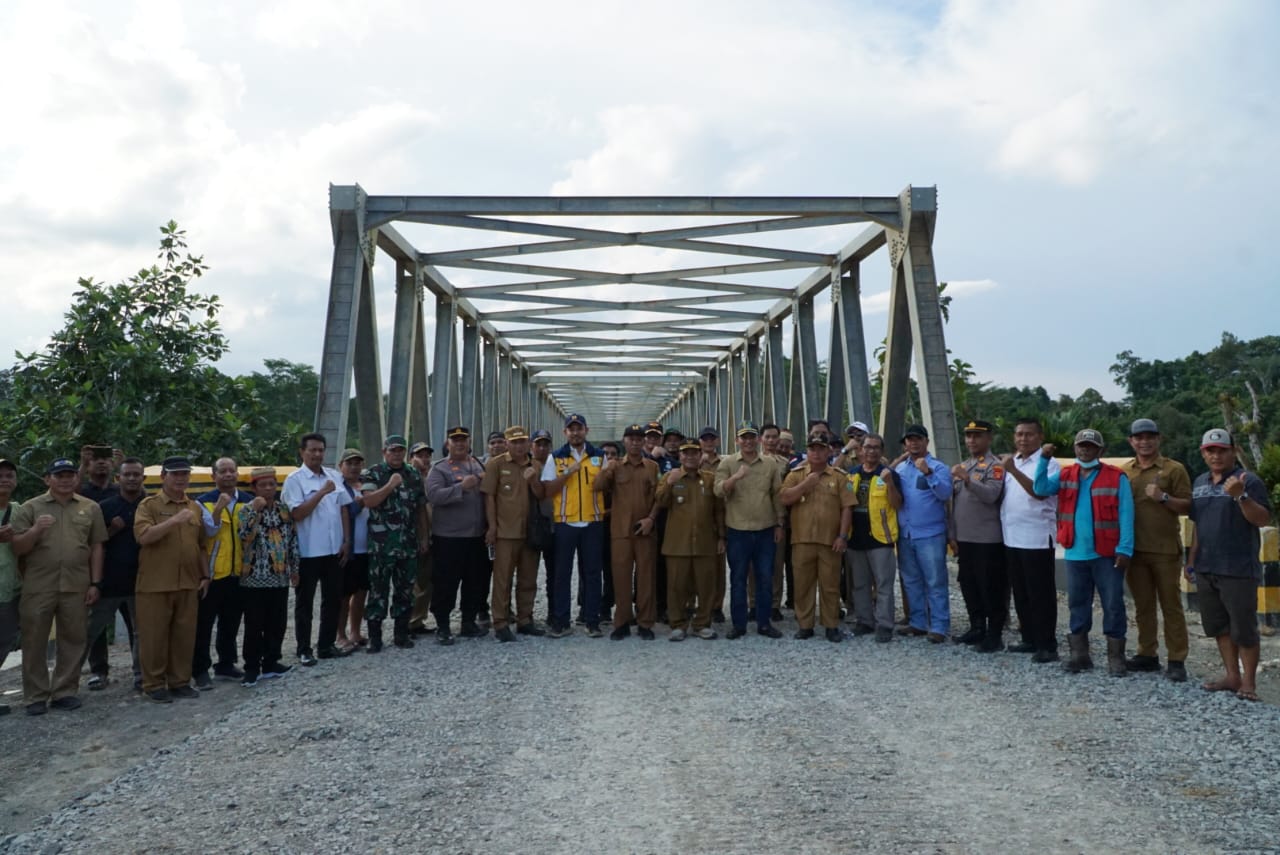 WABUP Mahulu Yohanes Avun bersama OPD teknis dan masyarakat di sela pengoperasian Jembatan Sungai Ratah.